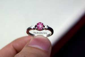 Anillo Clásico de Plata 925 para Mujer con Rubí Rosa Ovalado, Anillo de Compromiso con Engaste de Garras, Regalo para Mujer para Ocasiones Especiales - Product Image 3