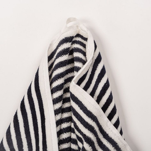 Serviette de sport premium en fil teint, rayée noir et blanc, personnalisable avec logo, pour gym et fitness - Product Image 2