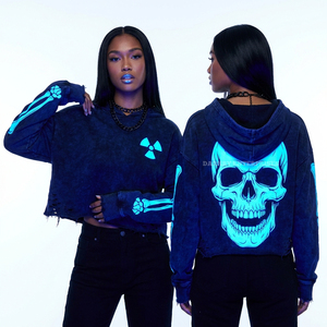 Sweat-shirt noir personnalisé pour femme, style déchiré, avec effet éclaboussures de décoloration, motif crâne à effet glitch statique, lettrage audacieux et graphique sur la manche - Product Image 6