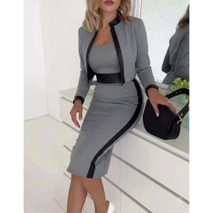 Conjunto de faldas personalizadas OEM hechas en Pakistán para mujer, top corto con capucha y estampado de logotipo informal, conjunto de faldas con capucha para invierno. - Product Image 1