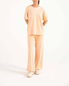 เสื้อยืดผู้หญิงไซส์ใหญ่ ผลิตจากประเทศปากีสถาน สวมใส่สบายและมีสไตล์ เสื้อยืดผู้หญิงทรงหลวม สีพีช เสื้อยืดผ้าฝ้ายเนื้อนุ่มสีพีช - Product Image 3