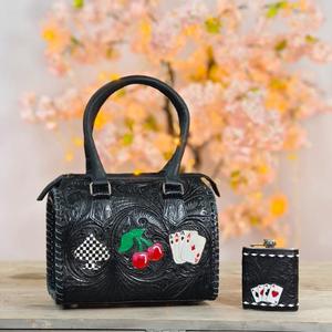 Bolso de Mano de Cuero de Lujo con Diseño Grabado de Cerezas y Cartas de Póker, Cierre de Cremallera Negro Resistente - Product Image 3