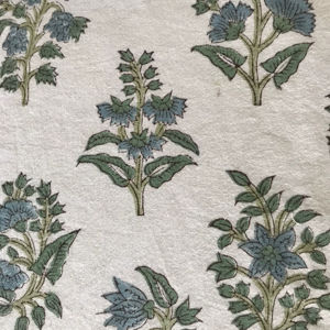 Tissu en coton imprimé à la main – Motif floral Buta de petite taille |   Bleu turquoise et vert olive |   Textile indien fait main - Product Image 1