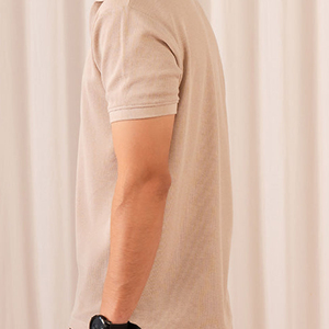 เสื้อโปโลคอวีผู้ชาย สีเบจ ผ้าฝ้าย แขนสั้น ทรงปกติ สวมใส่สบาย สีพื้น ผ้าถัก ระบายอากาศได้ดี - Product Image 3