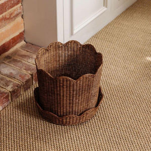 Nouveauté : Corbeille et jardinière en rotin marron festonné pour plantes d'intérieur, ou un élégant panier de rangement pour la décoration de la maison - Product Image 5
