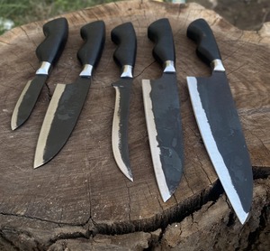 Ensemble de 5 couteaux de chef forgés à la main, en acier à haute teneur en carbone, comprenant un couteau de chef, un couteau utilitaire, un couteau à désosser et un couteau à éplucher, avec manches ergonomiques - Product Image 3