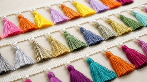 Bordure en dentelle multicolore vibrante avec pompons et perles pour rideaux, ameublement et textiles décoratifs - Product Image 6
