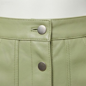 Jupe crayon mini en similicuir pour femme, taille haute, vert uni, boutons sur le devant, design minimaliste, à porter toute l'année - Product Image 4