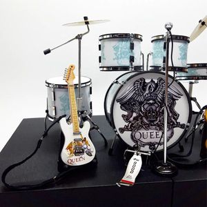 Guitare et batterie miniatures du célèbre groupe Queen White |   Boîte exclusive gratuite pour figurine articulée - Product Image 3