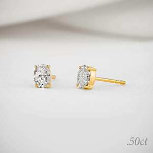 Boucles d'oreilles clous ovales en diamant de laboratoire AMBER JEWELS de qualité supérieure, D VS1, quatre griffes, or 14K plaqué rhodium, bijoux fins classiques IGI - Product Image 4