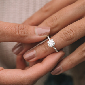 แหวนเพชรทรงกลมเจียระไนแบบบริลเลียนท์ แหวนหมั้นเพชรทอง 14K แบบหนามเตย สไตล์คลาสสิก - Product Image 1