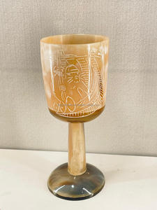 Tasse à corne de viking authentique Tasse à boire de l'hydromel traditionnelle pour les festivals médiévaux et les foires de la Renaissance Écologique par FWE - Product Image 6