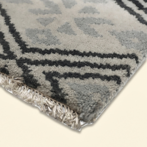 Alfombra de Lana Tejida a Mano con Diseño de Diamantes Nórdicos en Gris y Negro, Alfombra Moderna Geométrica Antideslizante y Ecológica para Sala de Estar u Hotel - Product Image 5
