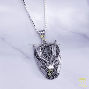 Collar con Colgante de Máscara de Superhéroe Premium con Diamantes Cultivados en Laboratorio y Diseño con Acabado Plateado - Product Image 5