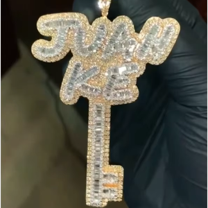 จี้รูปกุญแจ CONCEPTION ประดับเพชรทรงบาแกตต์ สองสีทอง พร้อมสายสร้อย VVS มอยส์ซาไนต์ รับรองโดย GRA สไตล์ฮิปฮอป หรูหรา โดดเด่น ทันสมัย - Product Image 1