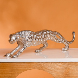 Escultura Artística de Lujo de Leopardo Pantera en Aluminio Plateado |   Figura Moderna de Animal para Decoración del Hogar, Adorno de Mesa - Product Image 4