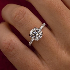 Bague de fiançailles en diamant de laboratoire taille ronde 2,50 carats, solitaire brillant avec alliance demi-éternité pavée - Product Image 4