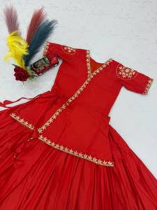 Ensemble Anarkali Lehenga brodé rouge en soie satinée, style indien/pakistanais, longueur ras du sol, coupe ample, col en V, manches 3/4, pour mariage - Product Image 6