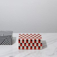 Kotak Perhiasan Cincin Kalung Pola Inlay Resin Buatan Tangan dengan Tutup Penyimpanan Modern Merah Hitam Putih.