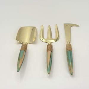 Ensemble d'outils de jardinage personnalisés en acier inoxydable de haute qualité avec manche en bois et en résine pour jardin extérieur et intérieur - Product Image 2