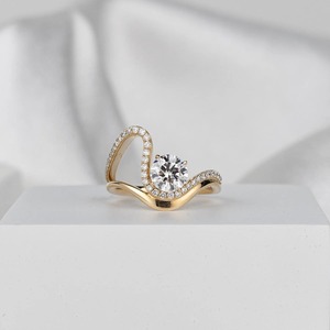 แหวนหมั้นเพชรเม็ดเดี่ยวสังเคราะห์ทรงเบเซลเซ็ต 0.80 กะรัต พร้อมวงแหวนโค้งเข้าชุด ทองคำขาว 14K รับรองโดย IGI - Product Image 4