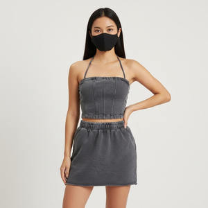 Ensemble de jupes personnalisées OEM tendance pour femmes, comprenant un crop top à capuche avec impression de logo décontractée, idéal pour l'hiver - Product Image 1