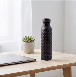 Botella de agua negra con textura martillada y anillo de cobre en el cuello, elegante botella de agua ideal para uso diario, hogar, oficina, viajes, yoga. - Product Image 4