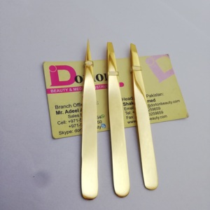 Pince à épiler professionnelle plaquée or brillant avec logo personnalisé, à pointe inclinée, pour épilation des poils incarnés et des sourcils, au Pakistan - Product Image 2