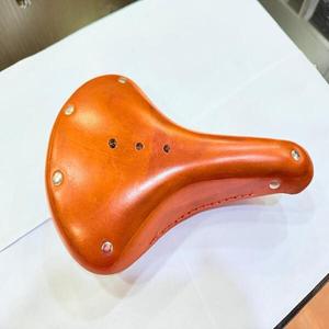 Selle de vélo classique en cuir de qualité supérieure, rivets noirs, double rail en acier, coussin léger et confortable pour adultes unisexes - Vélo de route - Product Image 3