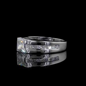 Bague de déclaration pour homme en or blanc plaqué rhodium, avec diamant taille princesse et diamant carré, motif emblème royal, 2 carats - Product Image 3