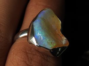 Opale australienne naturelle polie brute, sertie en argent, pierre précieuse classique, cadeau idéal pour elle, nouvelle arrivée - Product Image 4