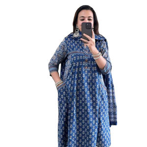 Magnifique ensemble de costume traditionnel en coton épais, Salwar Kameez, pantalon et dupatta imprimés à la main avec motifs complexes, idéal pour les mariages et les fêtes de Diwali - Product Image 1