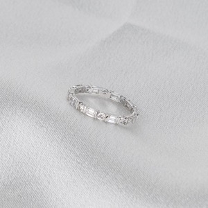 Bague de mariage en or 14 carats avec diamants de laboratoire émeraude et ronds alternés, bague éternité délicate empilable, élégante et minimaliste - Product Image 1