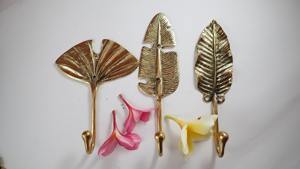 Crochet mural élégant en forme de feuille, support décoratif en métal adapté pour accrocher des bijoux, des chaînes, des ceintures et des accessoires de mode - Product Image 5