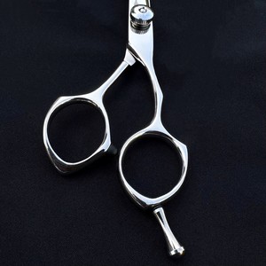Tijeras de Peluquería Profesionales de 6 Pulgadas para Diestros, Hoja Convexa con Recubrimiento de Titanio, Punta Afilada, Mango Desplazado, Plateadas, Estilo Japonés - Product Image 3