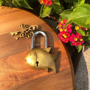 Cadenas en laiton antique en forme de poisson, fait main, durable, en laiton massif, pour la sécurité des portes et des armoires domestiques, et objet cadeau vintage - Product Image 1