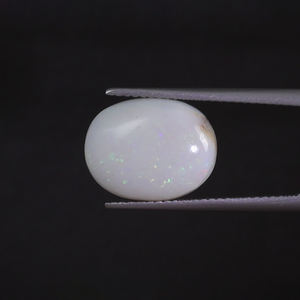 โอปอลธรรมชาติสีขาวรับรองโดย IGI น้ำหนัก 5.15 กะรัต รูปทรงวงรี ขนาด 14x12 มม. ตัดด้วยมือ ขัดเงา ผ่านการเคลือบแว็กซ์/น้ำมัน สภาพดี - Product Image 1