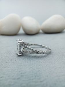 แหวนแต่งงานทรงมรกตทันสมัยจาก D'VINS JEWELS ประดับเพชรเลี้ยงในห้องปฏิบัติการ สี D โรสโกลด์ พร้อมใบรับรอง - Product Image 4