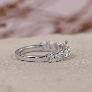 Bague de mariage demi-éternité en diamant de laboratoire taille brillant rond certifié IGI 14K 18K, bijoux fins minimalistes pour femme - Product Image 3