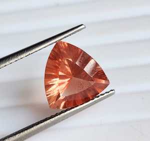 Piedra preciosa natural de piedra del sol de Oregón, color rojo cobrizo, corte cónico, forma trillón, suelta, para la elaboración de joyería fina. - Product Image 2