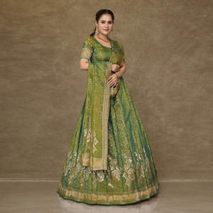 ชุดเลเฮนกาโชลีผ้าไหมแจ็คการ์ดสุดหรู พร้อมลวดลายดอกไม้ทอประณีต ตกแต่งขอบอย่างอลังการ ทรงกระโปรงบานใหญ่ เหมาะสำหรับงานแต่งงานแบบดั้งเดิมและงานเฉลิมฉลอง - Product Image 3