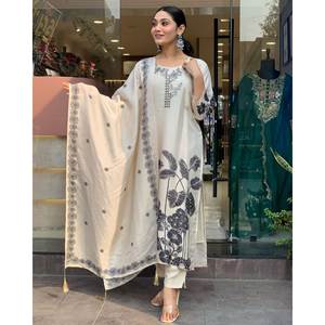 Hermoso Conjunto de Fiesta de Satén con Top y Pantalón con Dupatta XL, Atuendo Elegante y con Estilo - Product Image 3