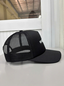 Gorras Trucker de Espuma Negra de Alta Calidad, Personalizadas con Bordado 2D, Precurvadas, Ajustables, en Vietnam - Product Image 4