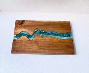 Tabla de Quesos Moderna de Color Personalizado con Resina, Tabla de Cortar de Madera de Acacia Hecha a Mano con Resina Epoxi - Product Image 1
