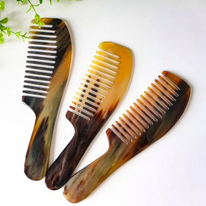 Peigne à barbe de luxe en corne de buffle, fait main, à dents larges, outil de toilettage capillaire en corne naturelle, finition polie, vente en gros personnalisée - Product Image 1