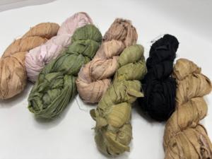 Hilo de Chenilla de Seda Sari Reciclada Teñida de Primera Calidad, Cinta Textil Hecha a Mano para Tejido, Crochet y Manualidades, Venta al Por Mayor - Product Image 3