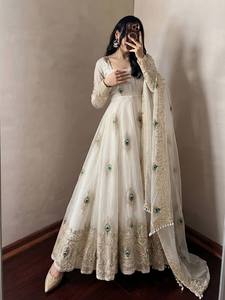 Ensemble de robe longue en soie Fendy tendance avec broderie de sequins lourds, extensible, séchage rapide, style moderne, dupatta de créateur - Product Image 1