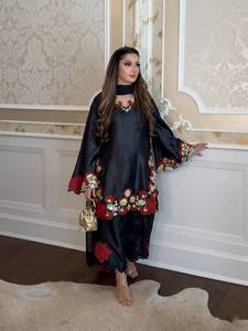 Costume en soie brodé traditionnel indien pakistanais pour femmes, longueur cheville, avec motif floral rouge, coupe ample, pour les occasions de fête - Product Image 5