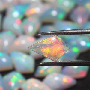 Opale en forme de cerf-volant, pierre naturelle d'Éthiopie, 11x7mm, cabochon, jeu de couleurs multicolores pour la fabrication de bijoux en gros - Product Image 2