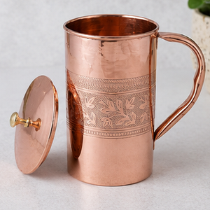 Carafe en cuivre avec bande florale gravée, finition brillante de qualité supérieure, pour bien-être ayurvédique, avec couvercle de protection intégré et élégant en laiton - Product Image 4